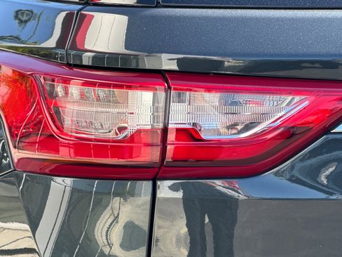 Used 2021 Chevrolet Traverse LT image 36