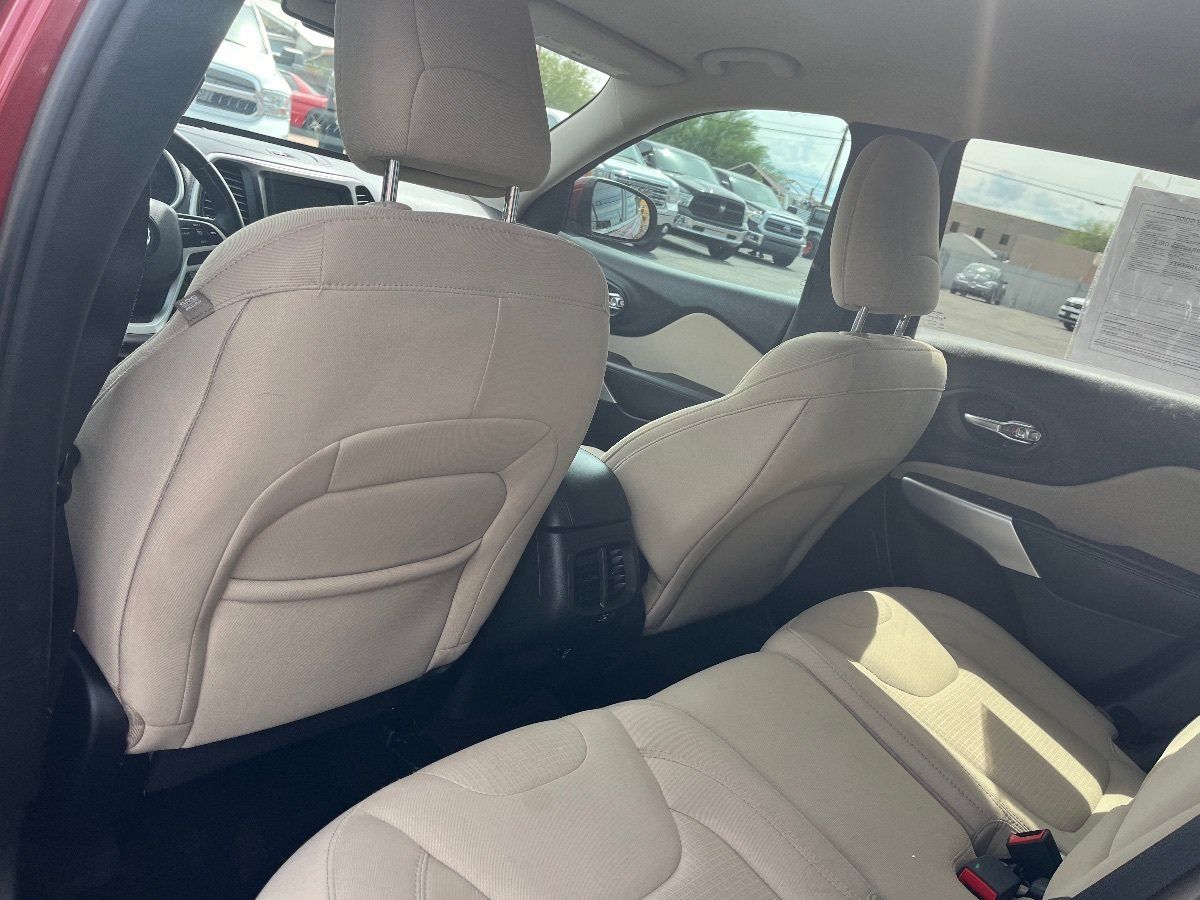 Used 2017 Jeep Cherokee Latitude w/ Comfort/Convenience Group FWD image 27