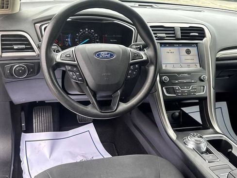 Used 2019 Ford Fusion SE FWD image 16