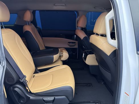 Used 2024 Kia Carnival EX image 27