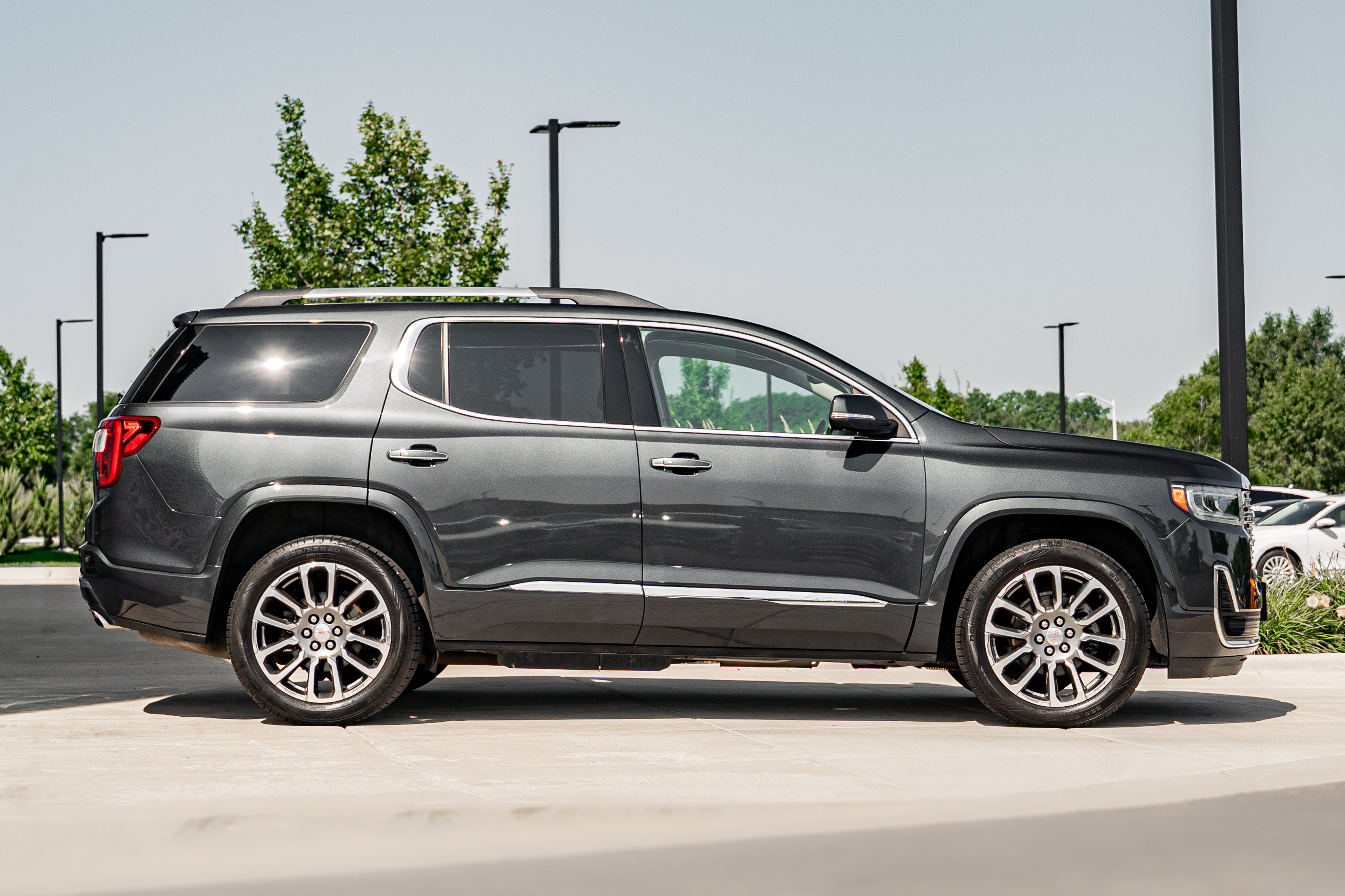 Used 2021 GMC Acadia Denali w/ Denali Ultimate Package AWD/4WD image 3