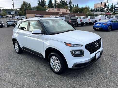 Used 2022 Hyundai Venue SE image 3