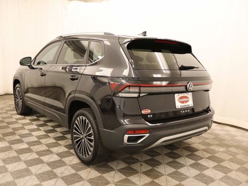 Used 2025 Volkswagen Taos SE FWD image 3