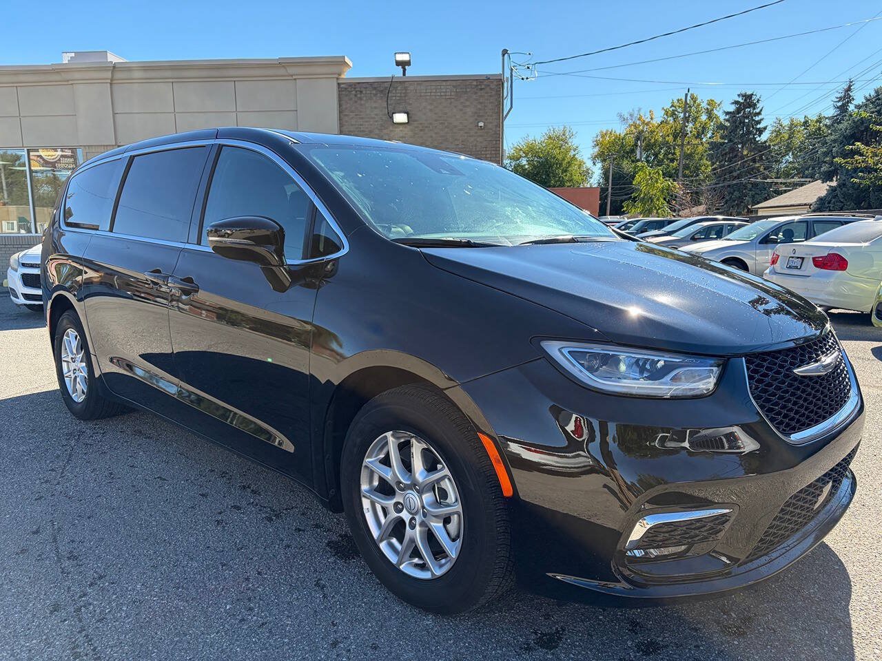 Used 2026 Chrysler Pacifica Select FWD image 3