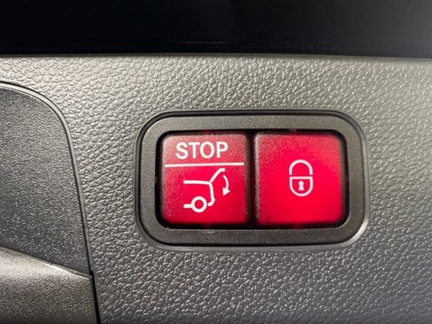Used 2019 Mercedes-Benz GLC 300 4MATIC image 32