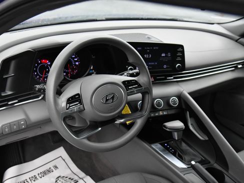 Used 2023 Hyundai Elantra SE image 14