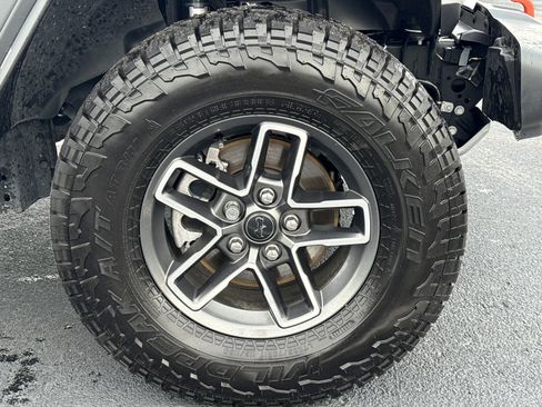 Used 2025 Jeep Gladiator Mojave w/ Convenience Group AWD/4WD image 12
