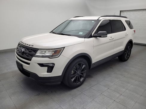 Used 2018 Ford Explorer XLT w/ Equipment Group 202A FWD image 2