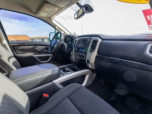 Used 2019 Nissan Titan SV w/ SV Convenience Package image 18
