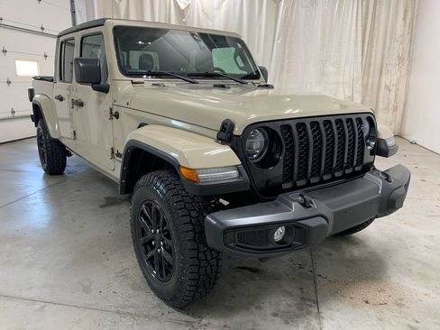 Used 2022 Jeep Gladiator Sport AWD/4WD image 2