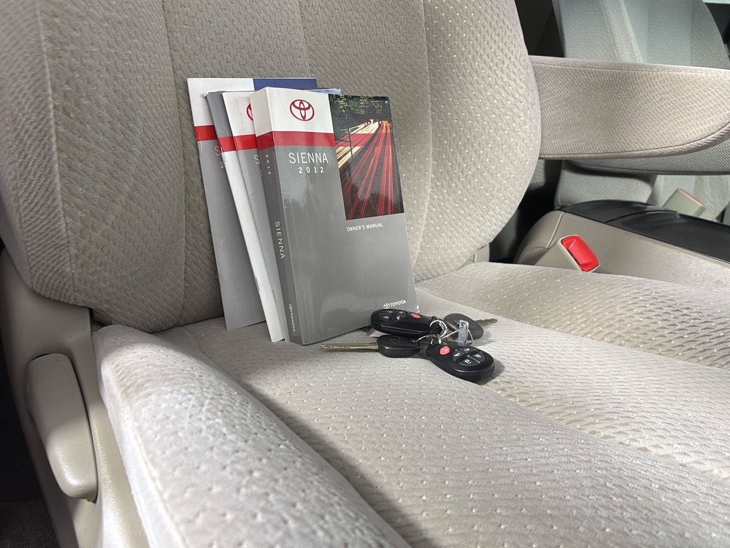 Used 2012 Toyota Sienna LE w/ Towing Pkg FWD image 12