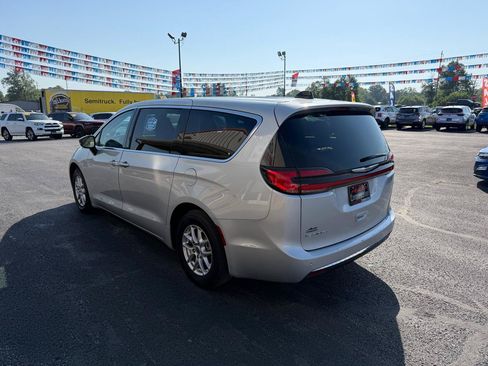 Used 2024 Chrysler Pacifica Touring-L FWD image 7