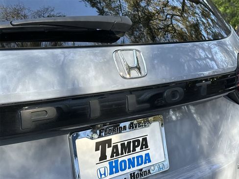 Used 2023 Honda Pilot Touring image 7