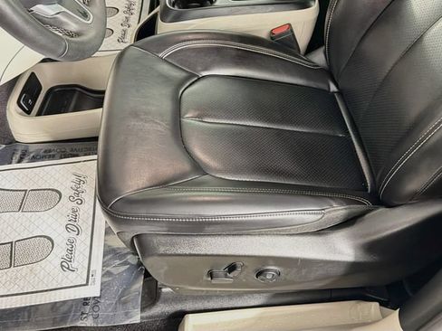 Used 2023 Chrysler Pacifica Touring-L FWD image 18