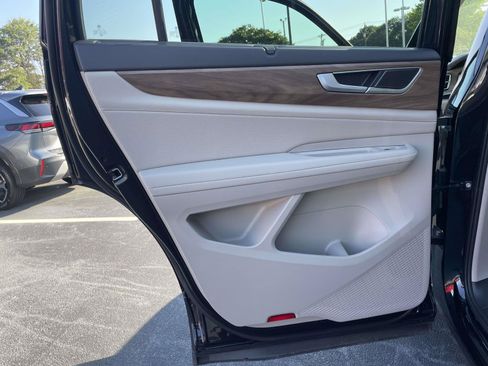 Certified 2026 Volkswagen Atlas SE w/ Panoramic Sunroof Package FWD image 11
