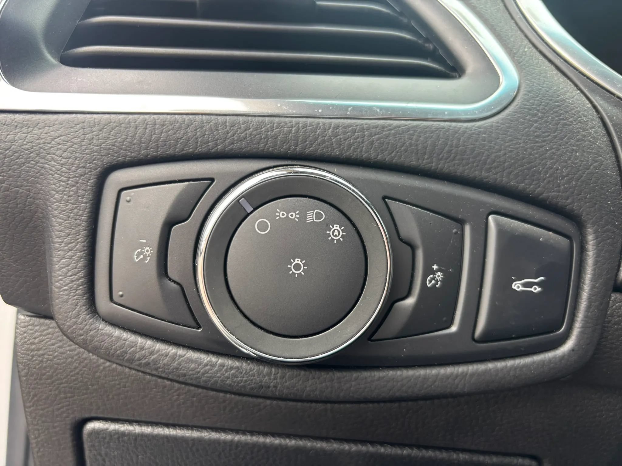 Used 2018 Ford Edge Titanium w/ Equipment Group 301A FWD image 21