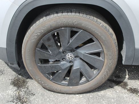 Used 2024 Volkswagen Atlas SE AWD/4WD image 2