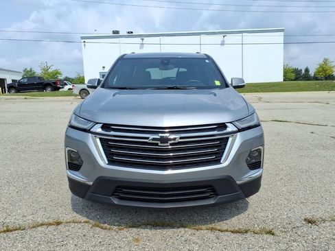 Used 2023 Chevrolet Traverse LT FWD image 2