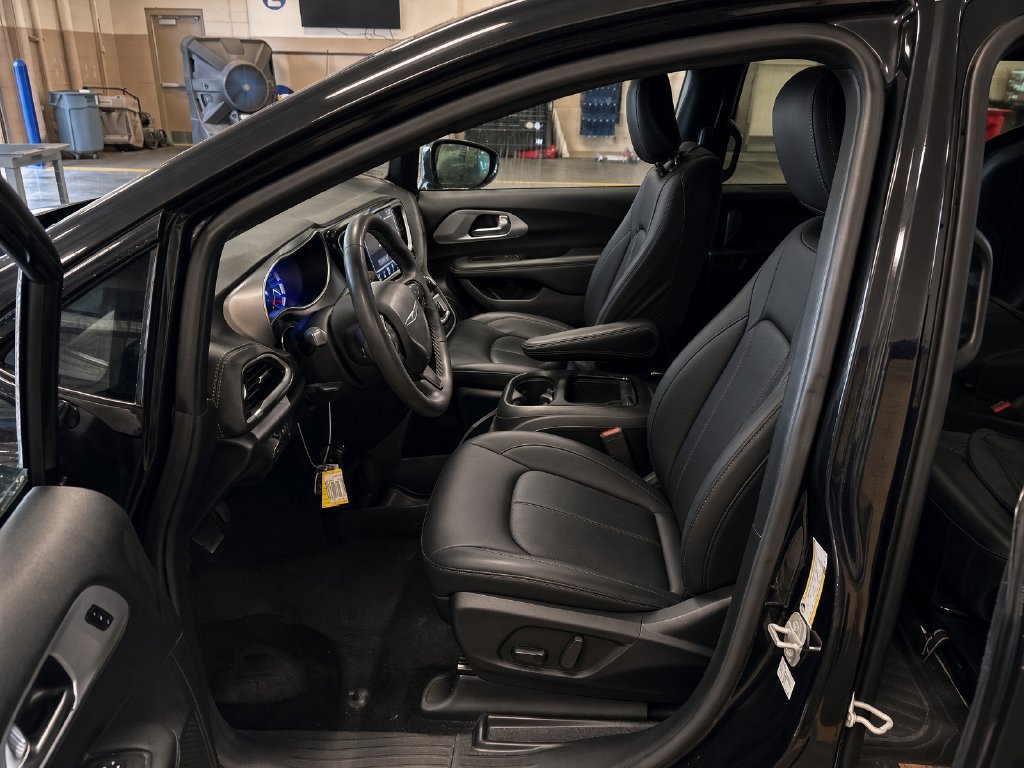Used 2024 Chrysler Pacifica Limited w/ Uconnect Theater Family Group FWD image 5