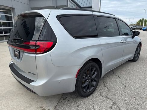 Used 2023 Chrysler Pacifica Limited w/ S Appearance Package FWD image 5