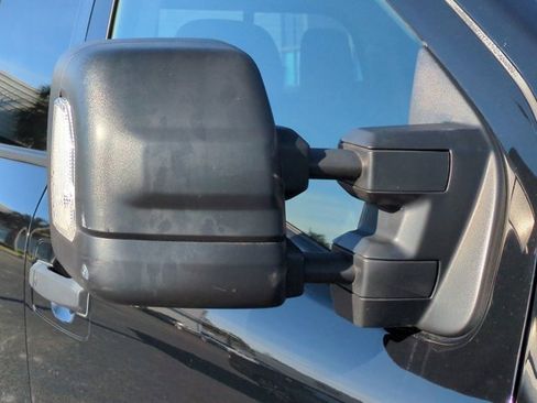 Certified 2022 Nissan Titan SV w/ SV Convenience Package image 12