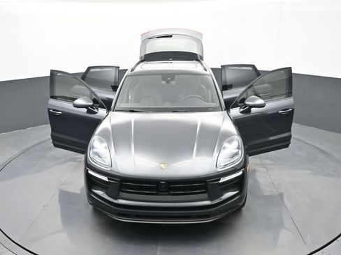 Certified 2025 Porsche Macan AWD/4WD image 30