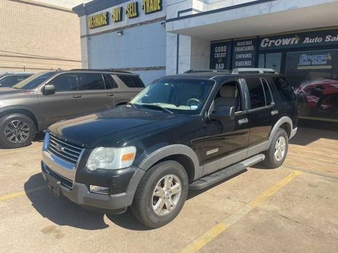 Used 2006 Ford Explorer XLT image 3