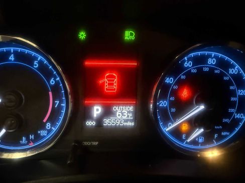 Used 2018 Toyota Corolla LE image 35