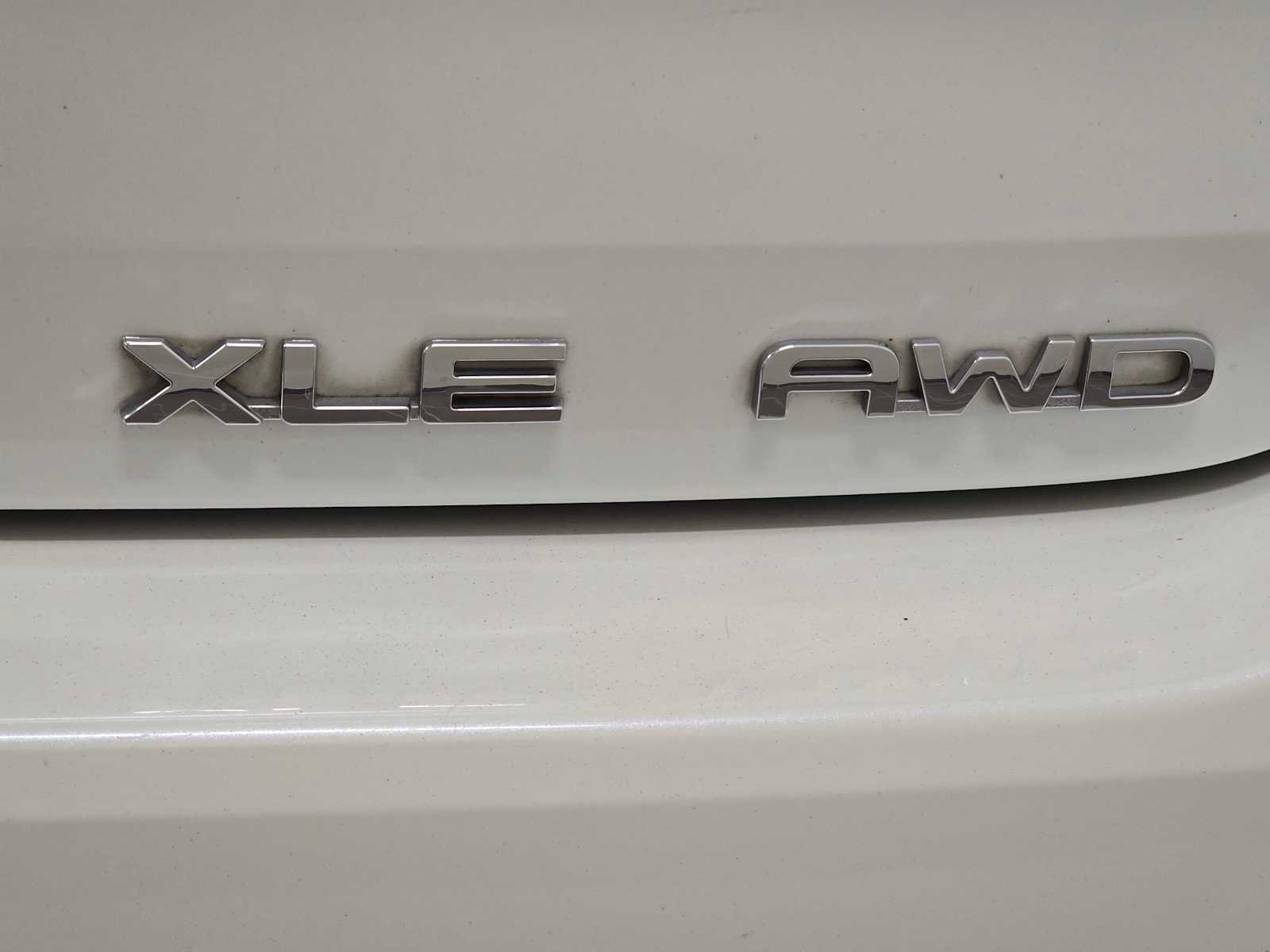 Used 2020 Toyota Highlander XLE AWD/4WD image 7