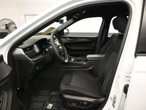 Used 2025 Jeep Grand Cherokee Laredo image 11