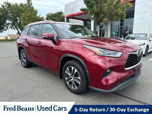 Used 2023 Toyota Highlander XLE AWD/4WD image 2