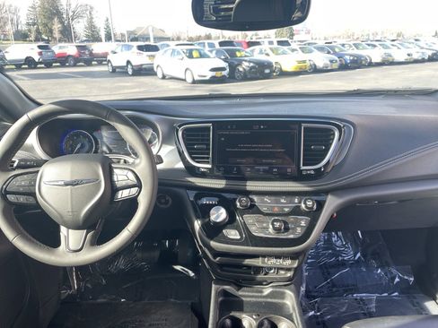 Used 2022 Chrysler Pacifica Touring-L w/ S Appearance Package image 13