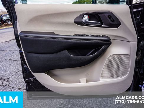 Used 2024 Chrysler Pacifica Touring-L image 51