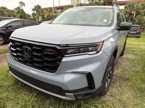 Used 2025 Honda Pilot TrailSport image 6
