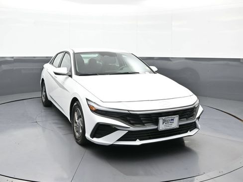 Certified 2025 Hyundai Elantra SE w/ Cargo Package FWD image 3
