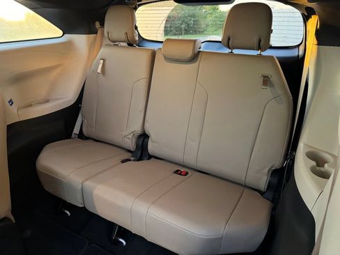 Used 2022 Toyota Sienna XLE FWD image 6