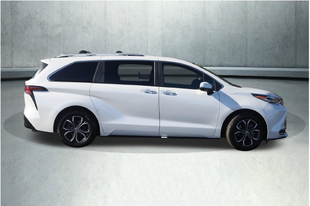 Used 2025 Toyota Sienna Platinum AWD/4WD image 11