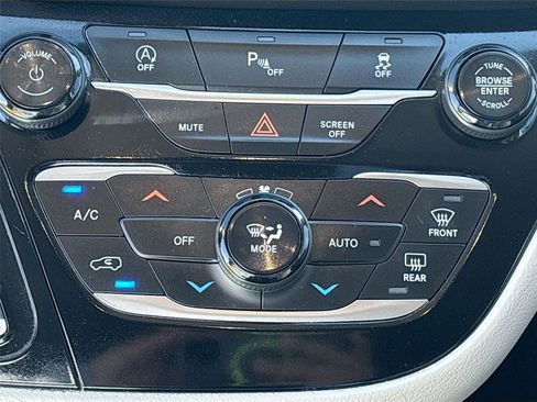 Used 2019 Chrysler Pacifica Touring-L image 16