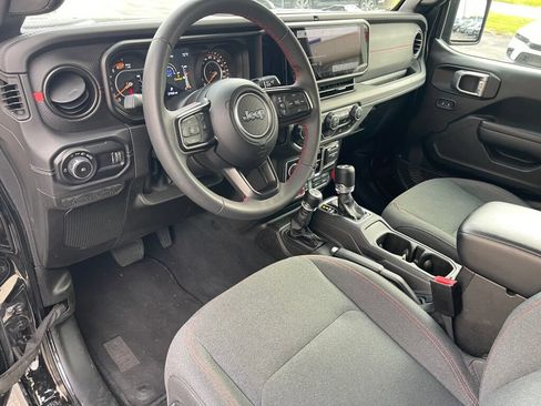 Used 2025 Jeep Wrangler Unlimited Rubicon AWD/4WD image 5