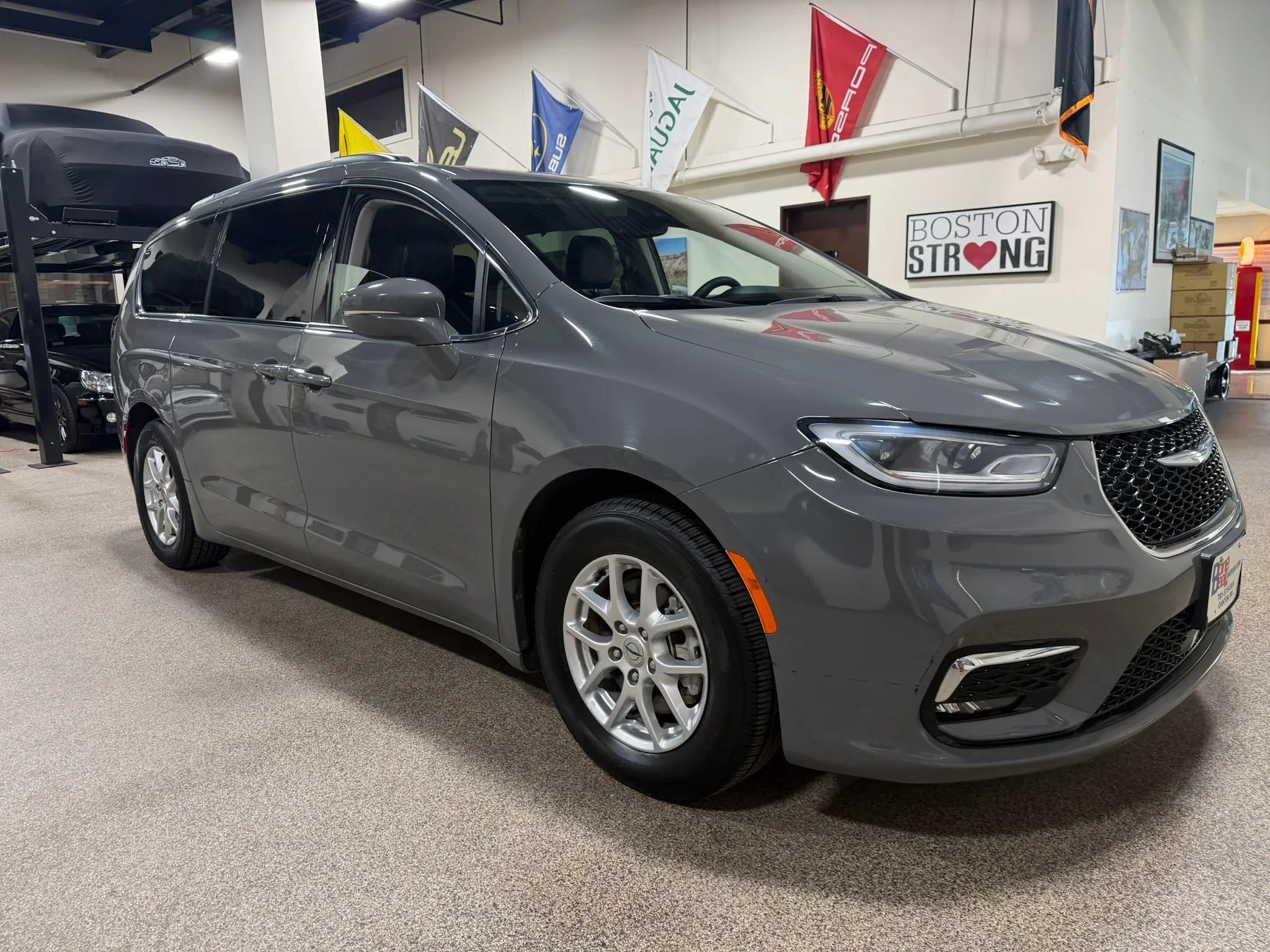 Used 2022 Chrysler Pacifica Touring-L FWD image 14
