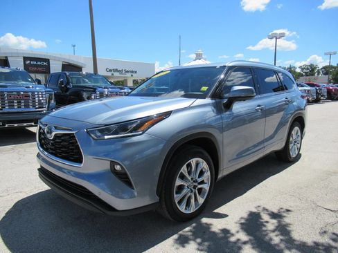 Used 2023 Toyota Highlander Limited FWD image 4