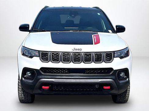 Used 2025 Jeep Compass Trailhawk AWD/4WD image 2