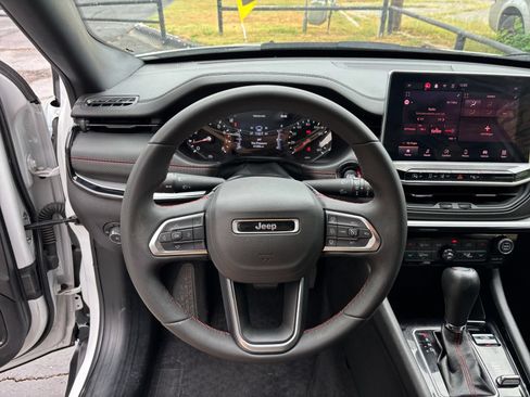 Used 2025 Jeep Compass Trailhawk AWD/4WD image 26