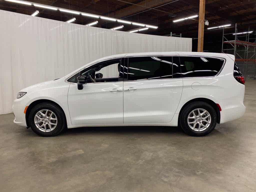 Used 2025 Chrysler Pacifica Select FWD image 3