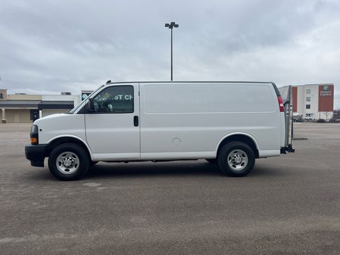 Used 2019 Chevrolet Express 3500 w/ Driver Convenience Package image 7