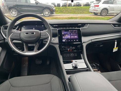 New 2025 Jeep Grand Cherokee L Laredo image 18