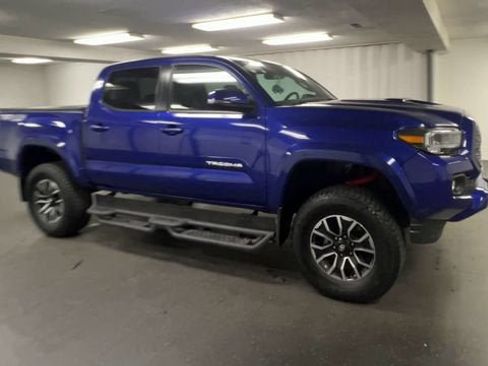 Used 2022 Toyota Tacoma TRD Sport w/ TRD Premium Sport Package AWD/4WD image 2