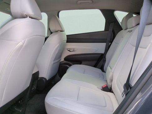 Certified 2025 Hyundai Tucson SE image 13