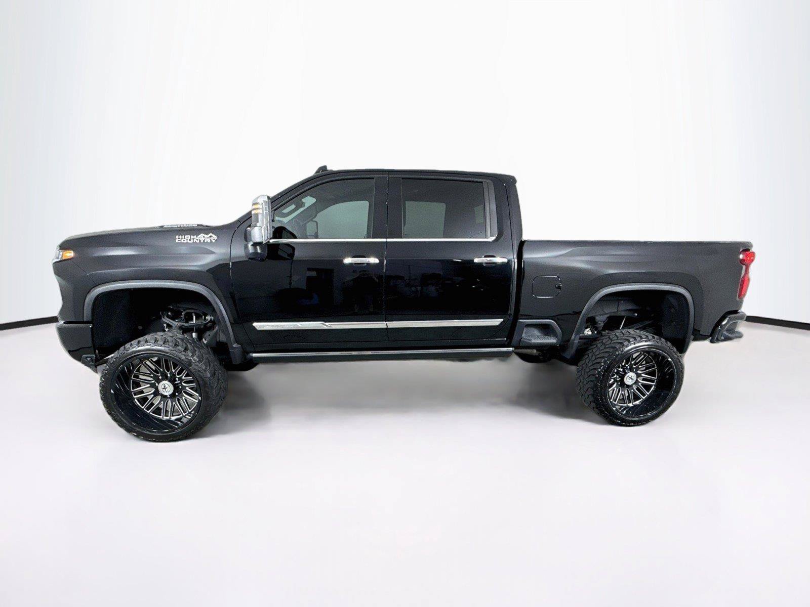 Used 2024 Chevrolet Silverado 2500 High Country w/ High Country Premium Package AWD/4WD image 2