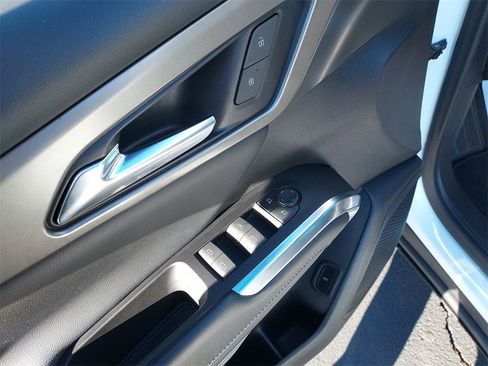 Used 2025 Chevrolet Traverse LT image 19